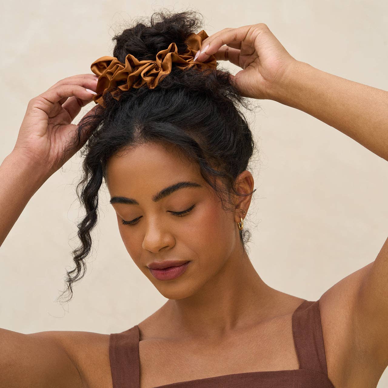 KITSCH - Camel Ruffle Scrunchie - Image 4