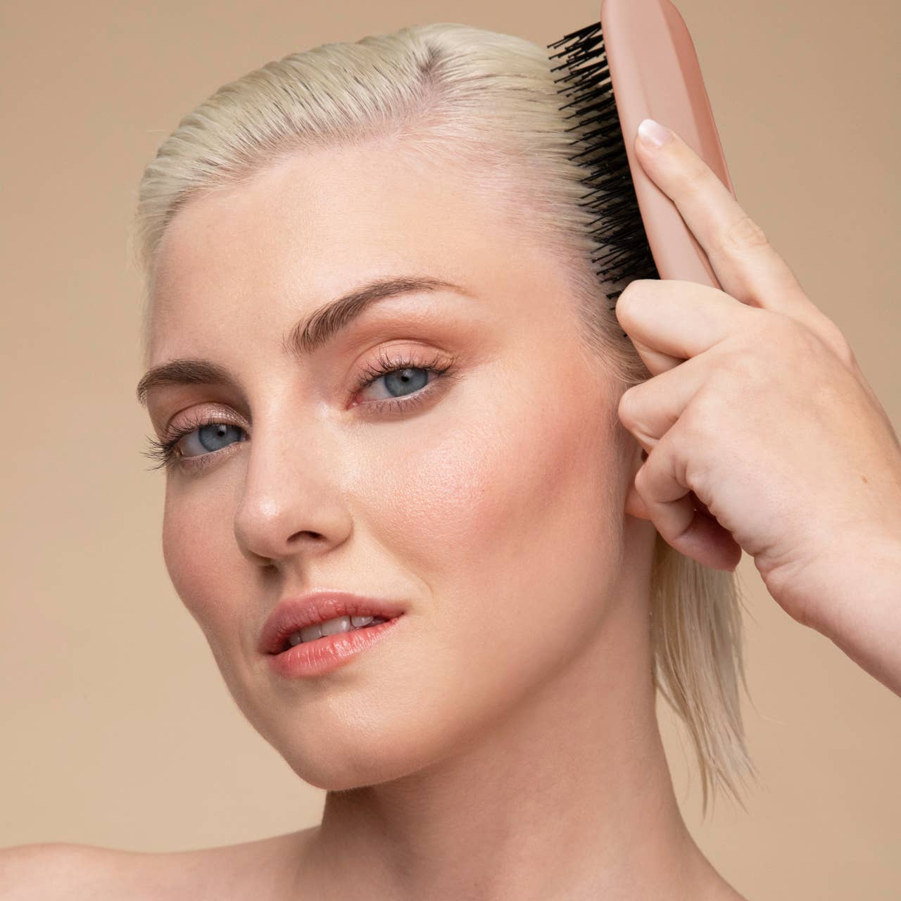 KITSCH - Scalp Renewal Brush in Terracotta - Image 2