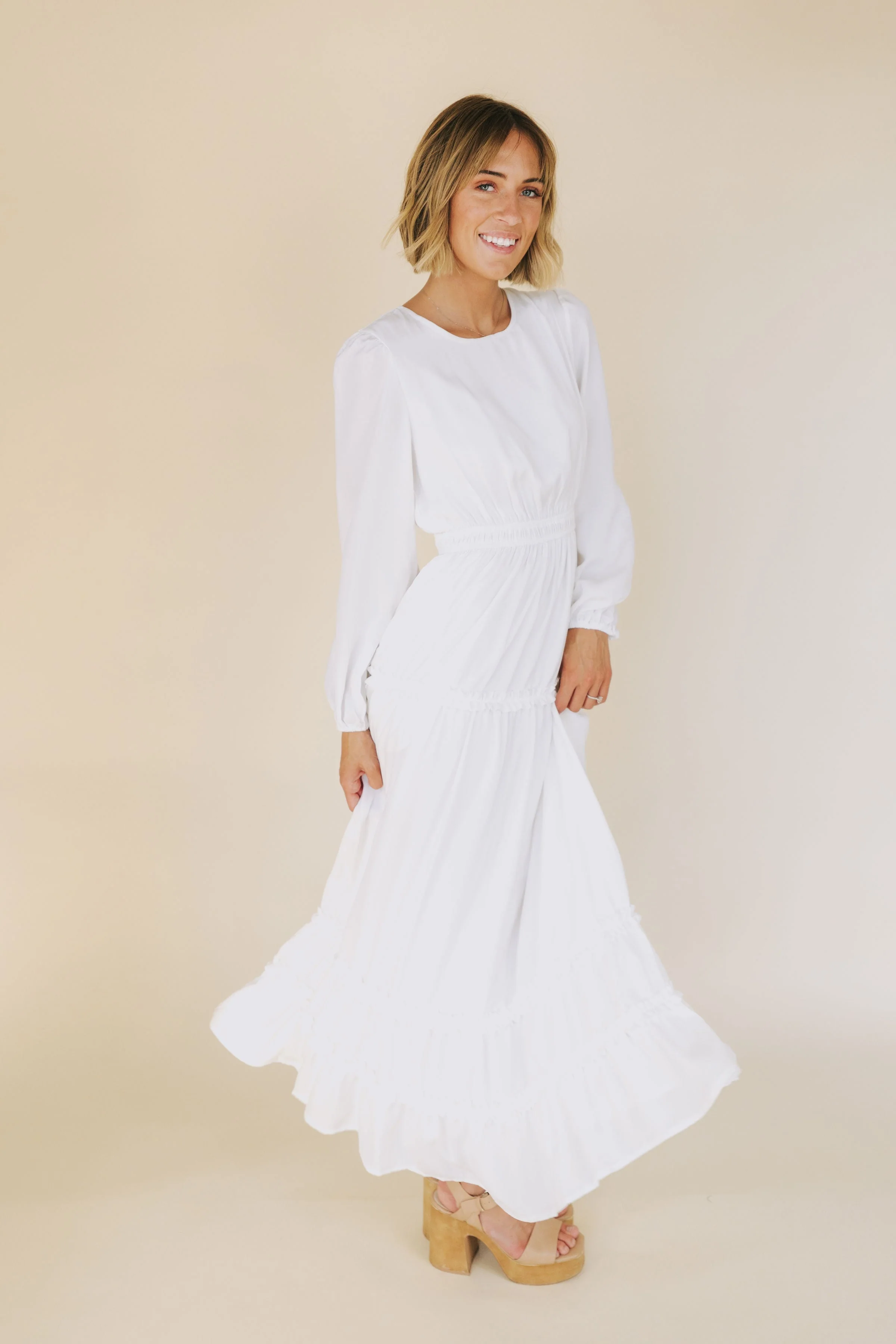 The White: Monica - Image 4