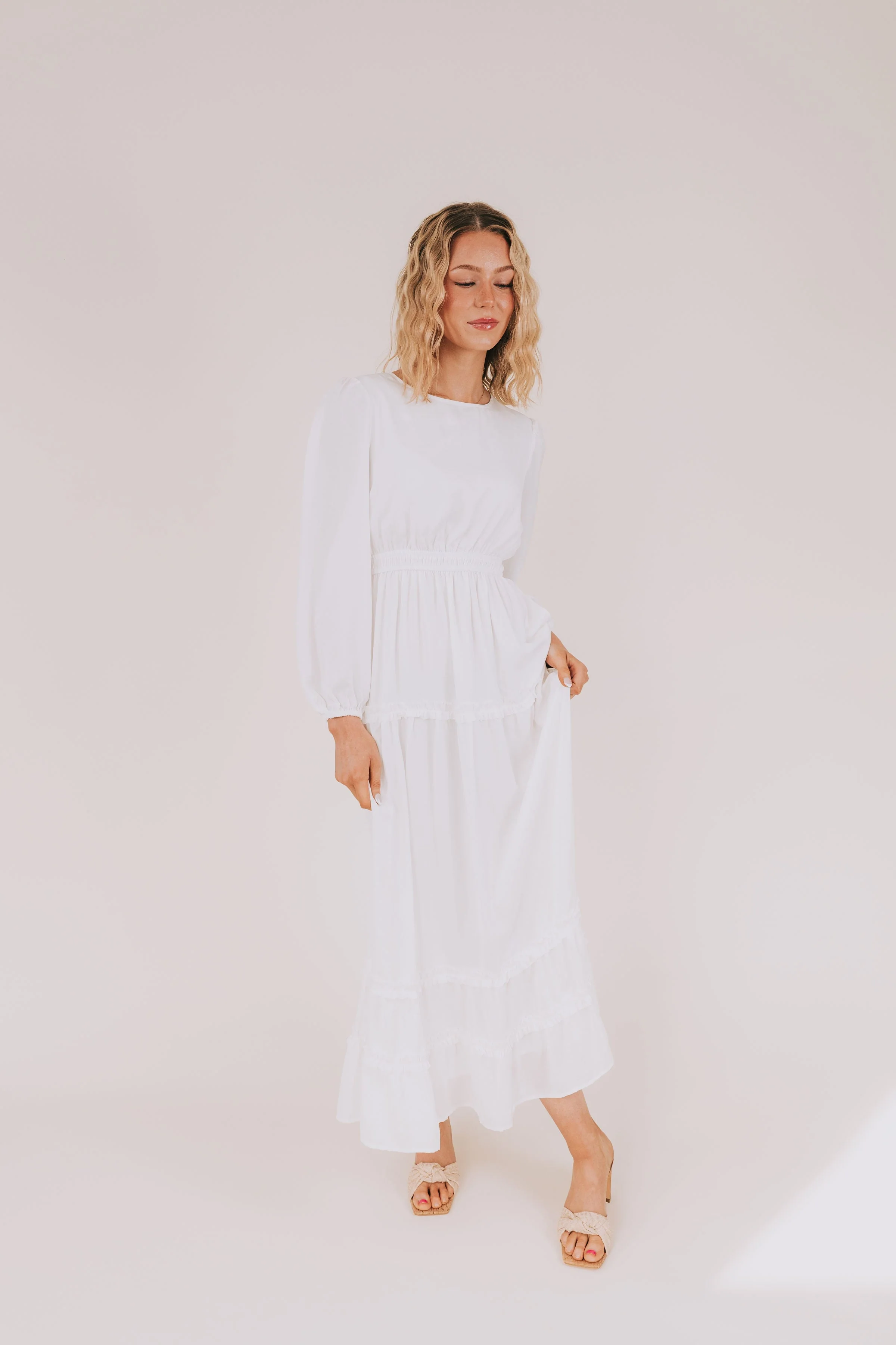 The White: Monica - Image 6